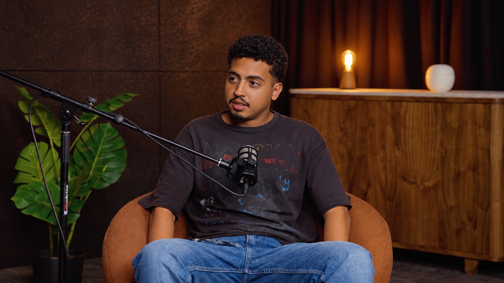 Othman au micro dans un studio de podcast